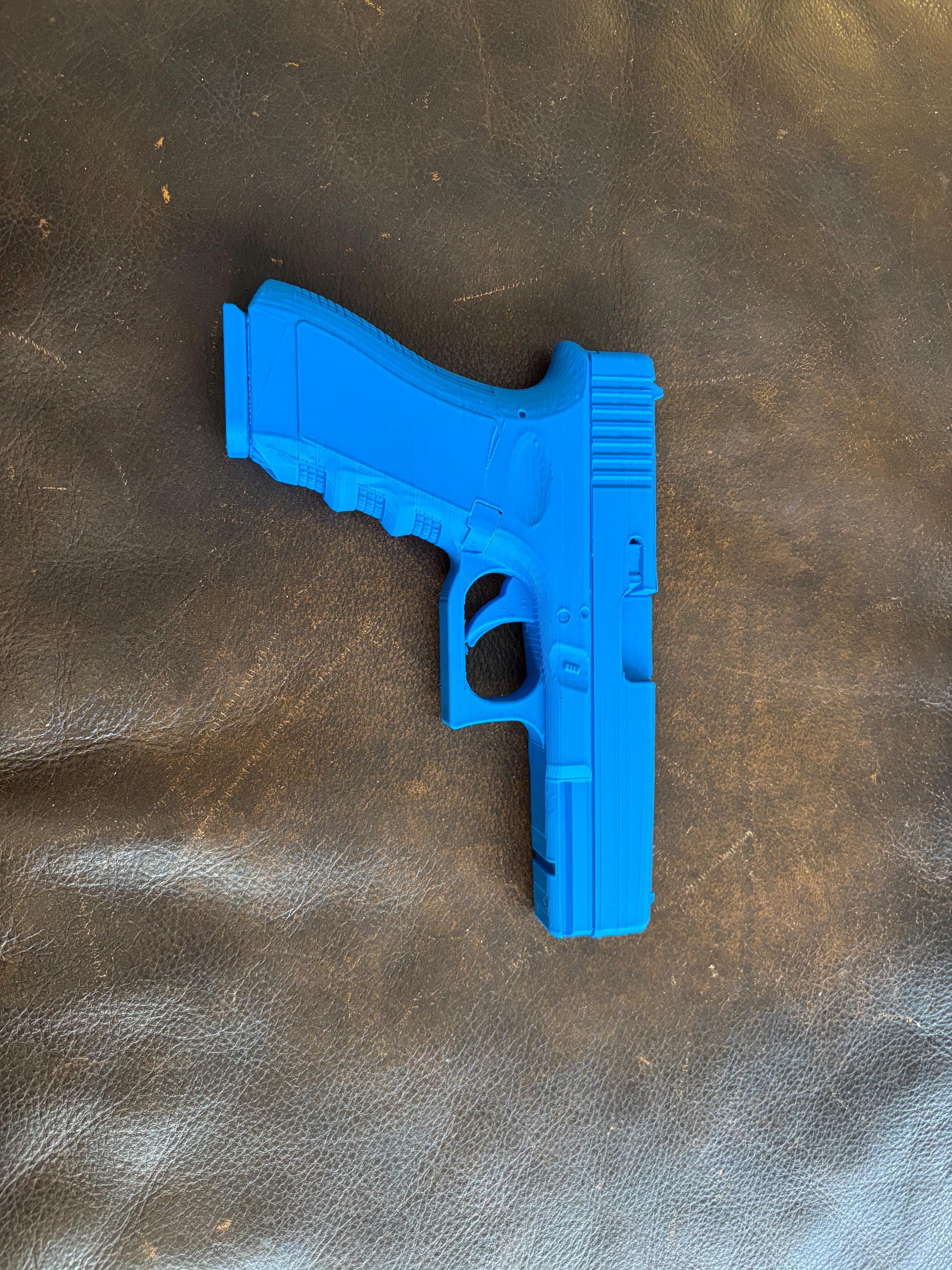 Glock 17 Gen 3 9mm 1:1 model pistol for leather holster making